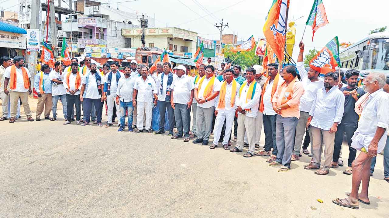 కాంగ్రెస్‌ నాయకులపై చర్యలు తీసుకోరా?