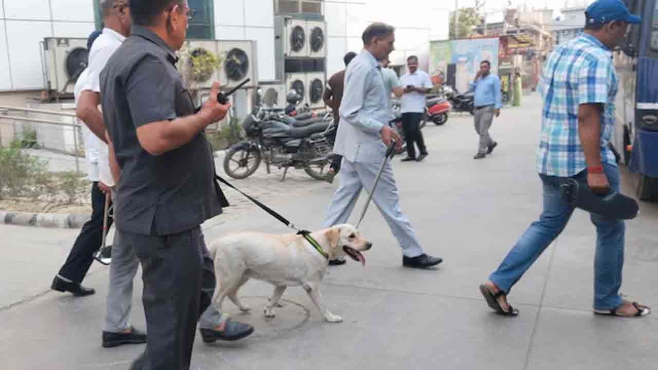 Bomb threats to schools | జైపూర్, లక్నోలోని స్కూళ్లకు బాంబు బెదిరింపులు.. పోలీసులు తనిఖీలు