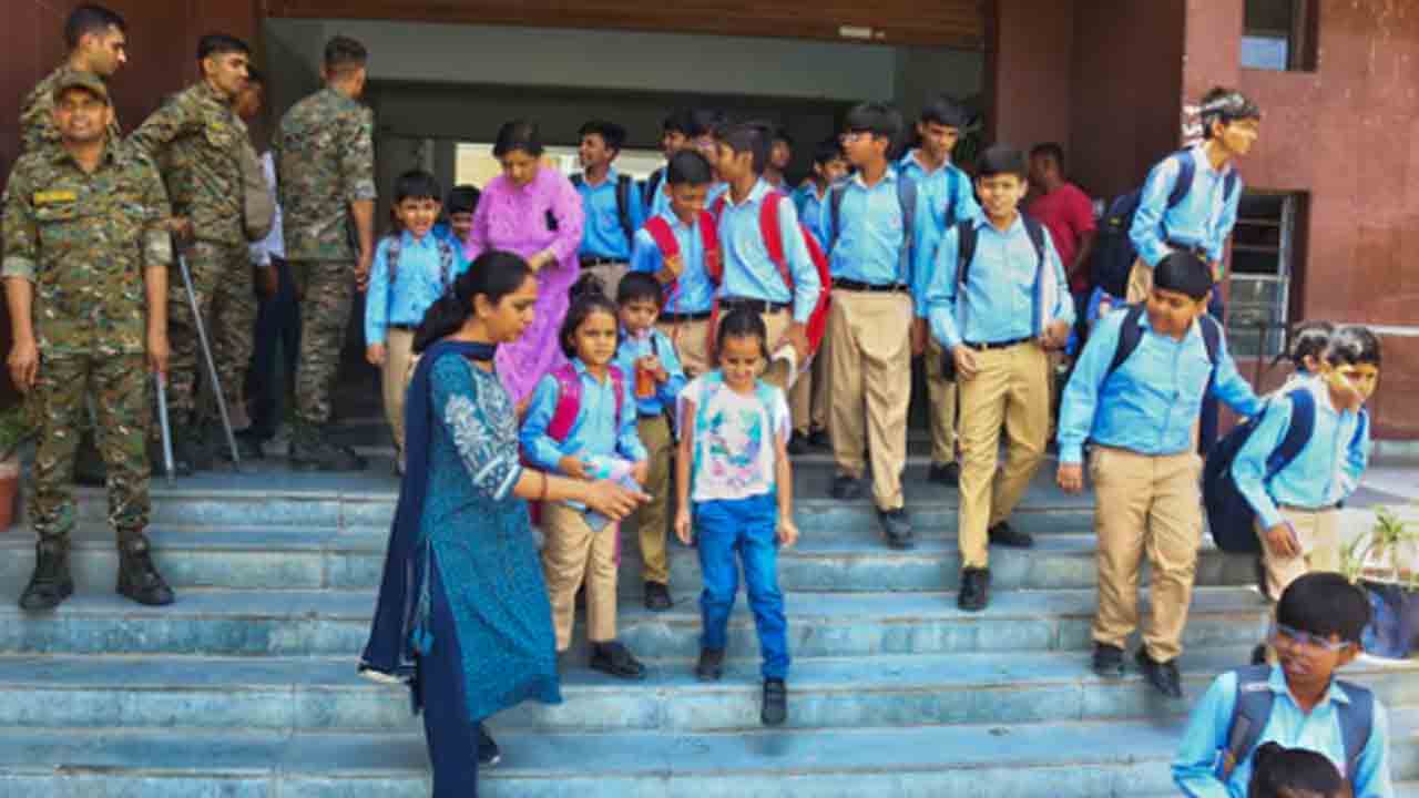 bomb threats | కొనసాగుతున్న బాంబు బెదిరింపులు.. తాజాగా పది స్కూళ్లకు ఈమెయిల్స్‌