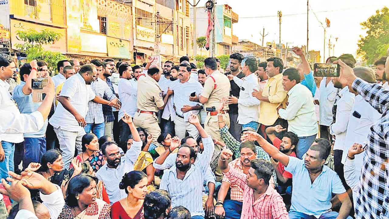 బీఆర్‌ఎస్‌ కౌన్సిలర్‌పై కాంగ్రెస్‌ దాడి