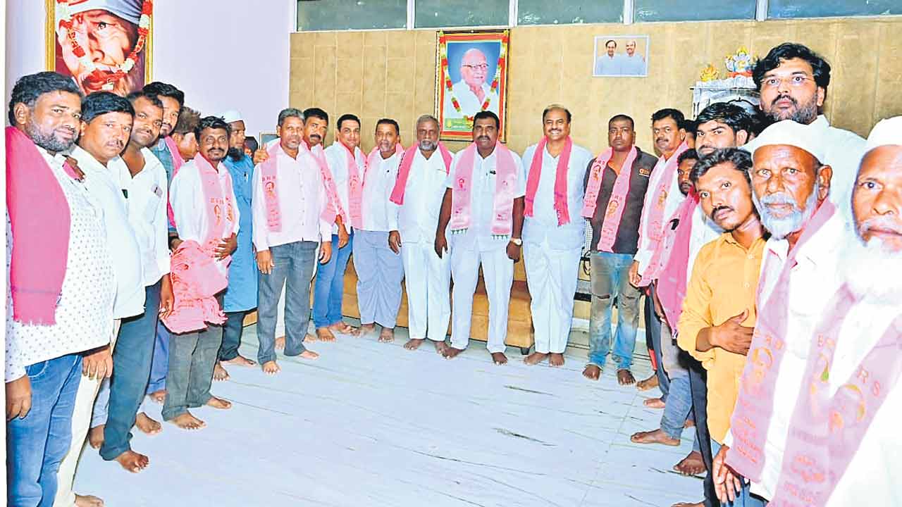 బీజేపీ, కాంగ్రెస్‌ను వీడి బీఆర్‌ఎస్‌లోకి..