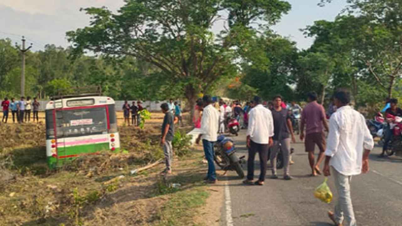 RTC Bus | పొలాల్లోకి దూసుకెళ్లిన ఆర్టీసీ బస్సు.. 20 మందికి గాయాలు