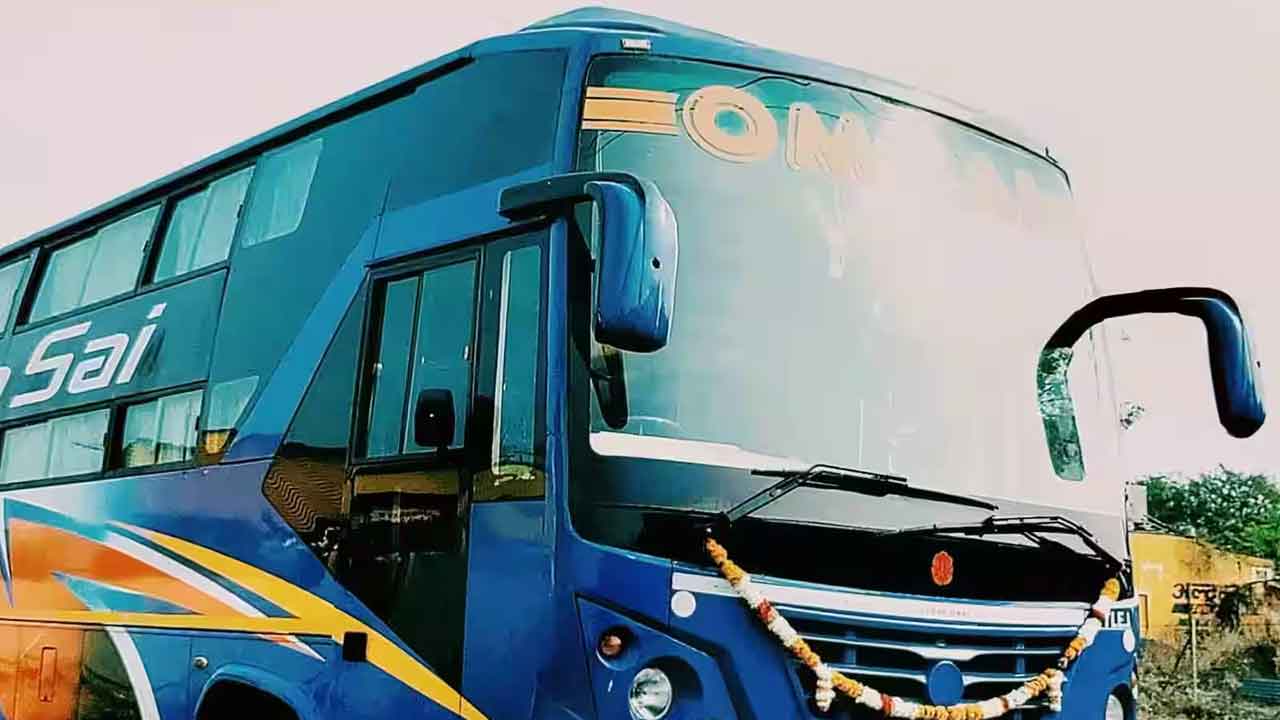 Omsai Travels | బస్సులో వసతులపై ప్రశ్నించిన ప్రయాణికులు.. మధ్యలో వదిలి వెళ్లిపోయిన డ్రైవర్‌