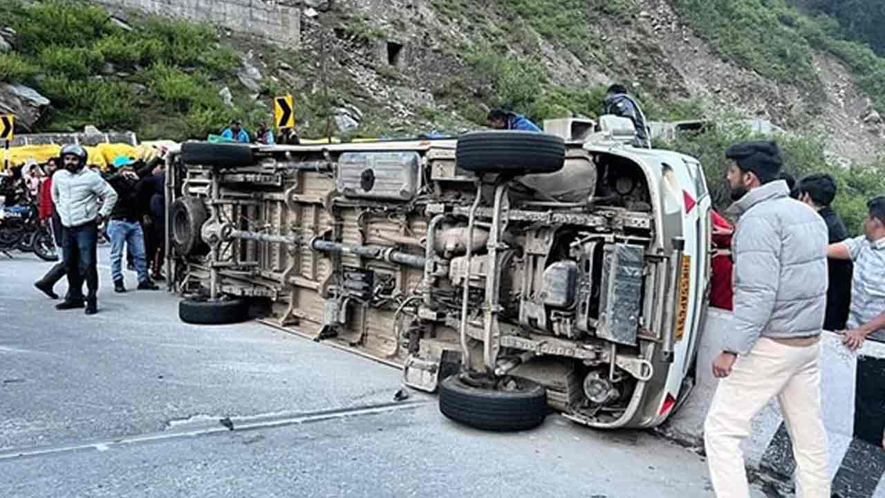 Bus Overturns: అట‌ల్ ట‌న్నెల్ వ‌ద్ద బ‌స్సు బోల్తా.. ఒక‌రు మృతి, 18 మందికి గాయాలు