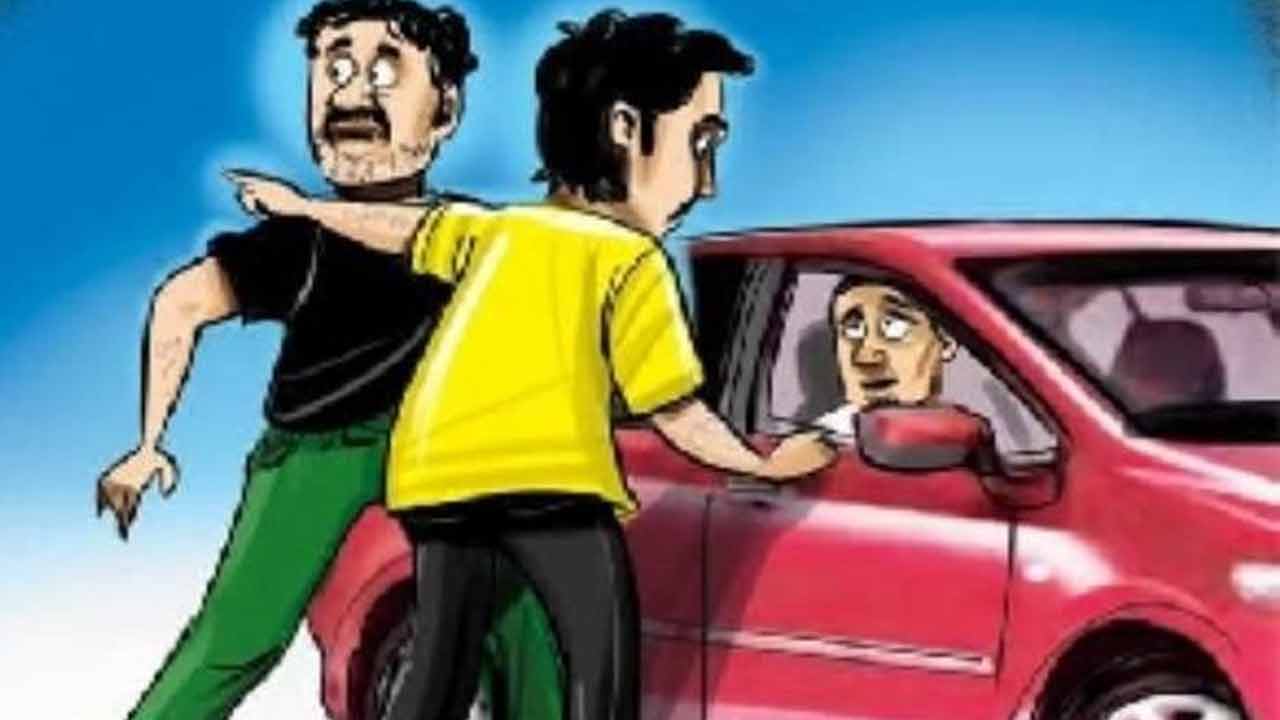 అర్ధరాత్రి.. క్యాబ్ను అడ్డగించి..