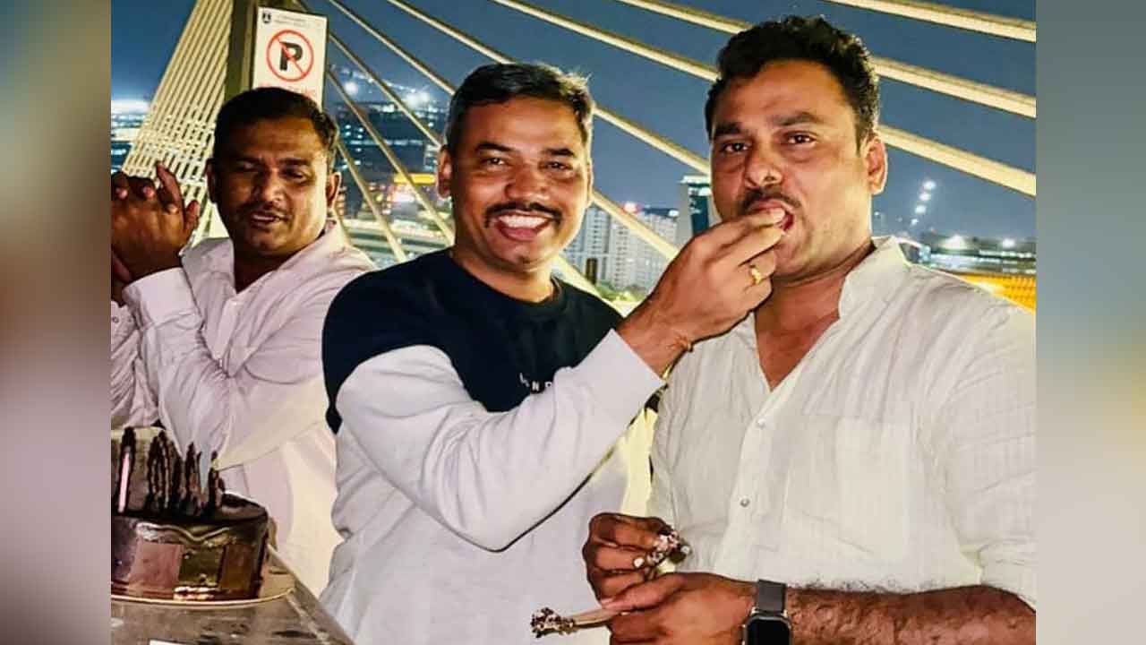 Cable bridge | కేబుల్‌ బ్రిడ్జిపై బర్త్‌డే పార్టీ.. వివాదంలో మాదాపూర్ సీఐ