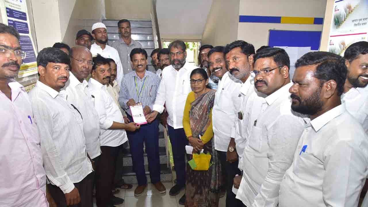 శాసన మండలికి విద్యావంతుడైన రాకేశ్‌రెడ్డిని పంపించాలి