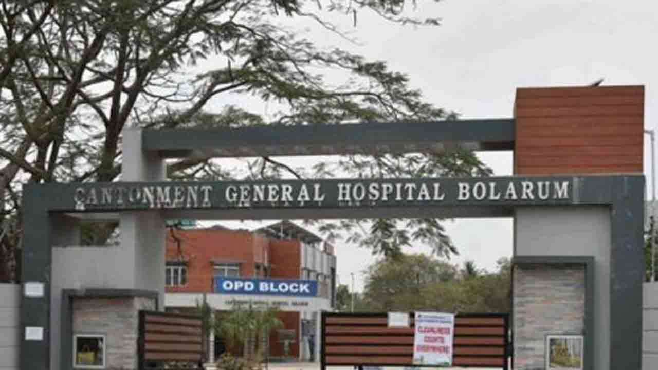 Hyderabad | కంటోన్మెంట్ ఆస్ప‌త్రి వ‌ద్ద విషాదం.. చెట్టు విరిగిప‌డడంతో వ్య‌క్తి మృతి