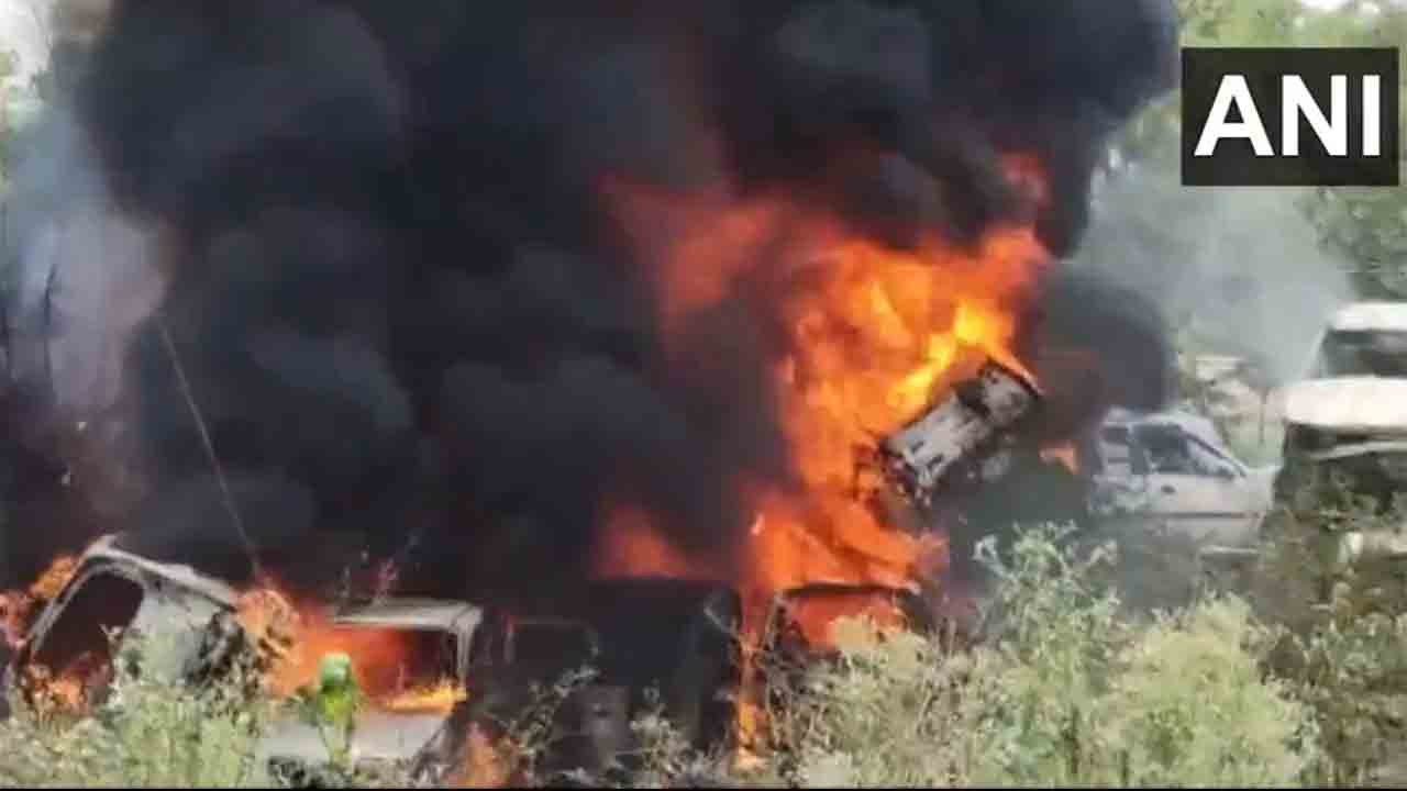 Fire Accident | పార్కింగ్ ప్లేస్‌లో చెల‌రేగిన మంట‌లు : ప‌లు వాహ‌నాలు ద‌గ్ధం