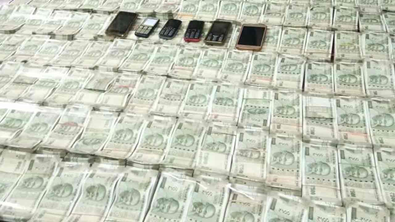 Cash Seized: వ్యాపార‌వేత్త ఇంటి నుంచి రూ.72 ల‌క్ష‌లు సీజ్