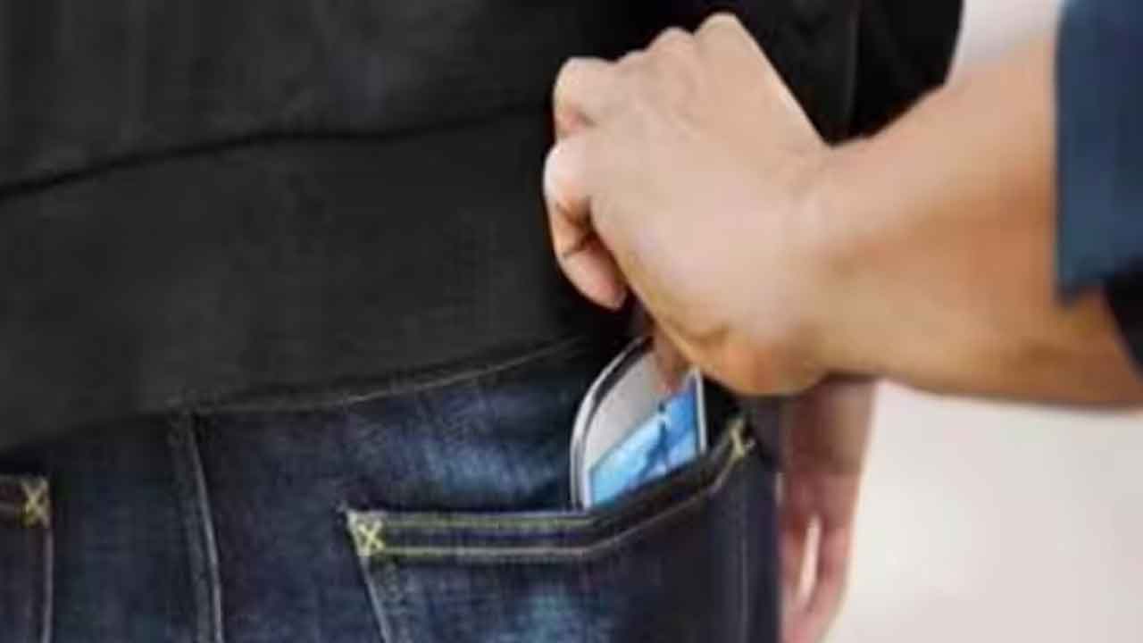 Cellphone | సాయం చేయాలంటూ పిలిచి.. మొబైల్‌ ఫోన్‌ చోరీ!