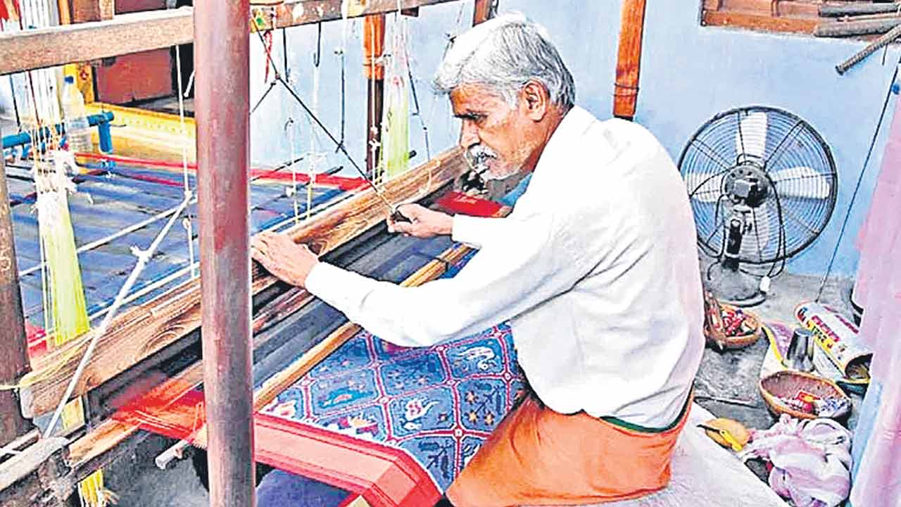 Handloom | చేనేత రంగం చతికిల.. సర్కారు ఆర్డర్లు లేక ఆగిన మగ్గాలు
