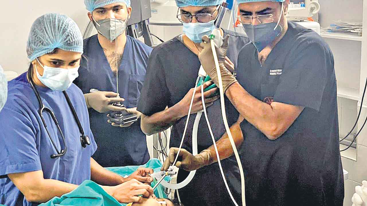 చిన్నారి గొంతులో క్యారెట్‌ ముక్క