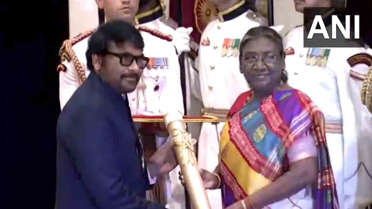 Megastar Chiranjeevi | రాష్ట్రపతి ద్రౌపది ముర్ము చేతుల మీదుగా పద్మవిభూషణ్ అందుకున్న మెగాస్టార్ చిరంజీవి