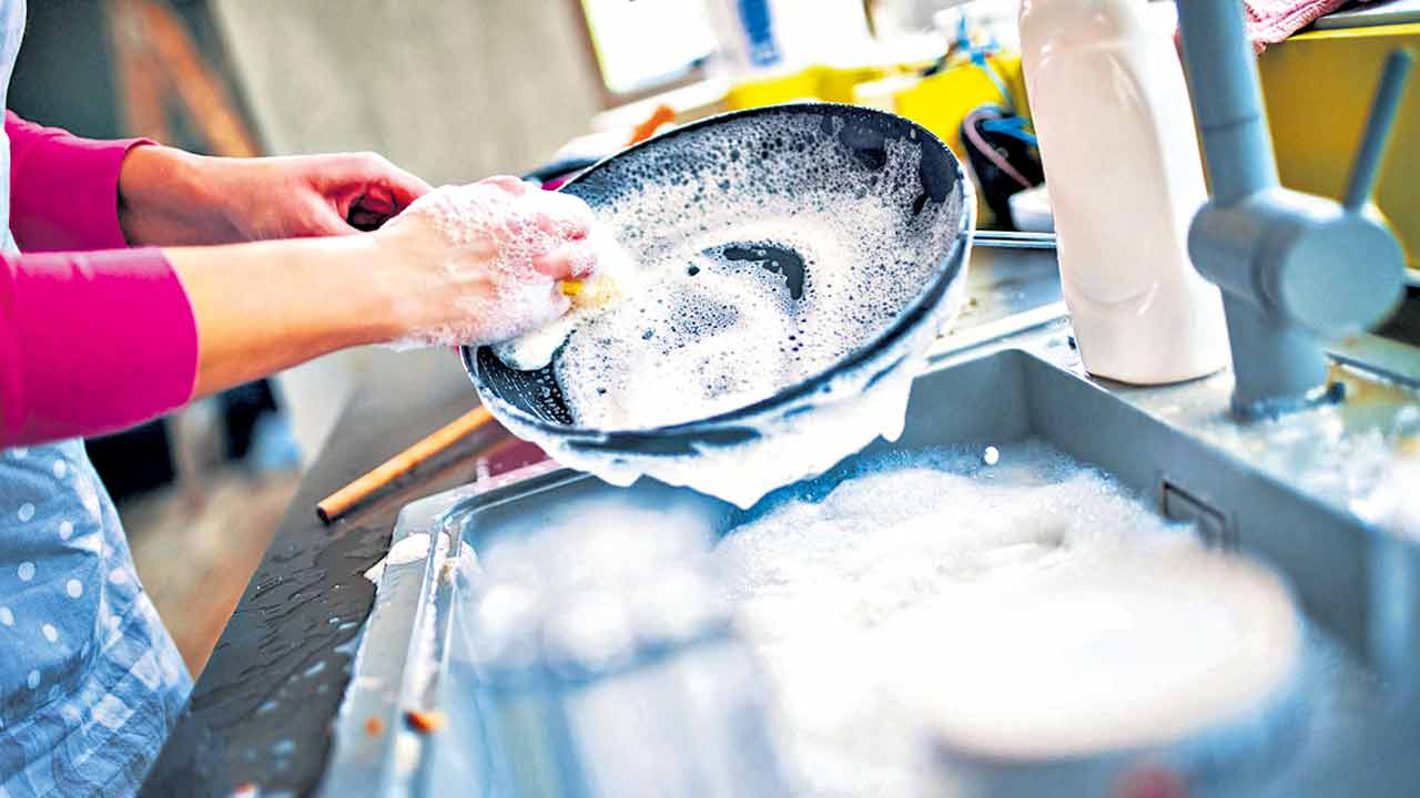 Tips | జిడ్డు ఇలా వదిలిద్దాం.. చిన్న చిట్కాలతో వంటపాత్రలు తళతళలా