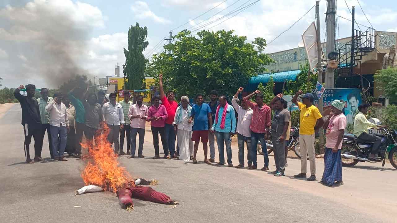 CM Revanth Reddy | సీఎంపై రైతుల ఆగ్రహం.. రేవంత్ రెడ్డి దిష్టిబొమ్మ దహనం