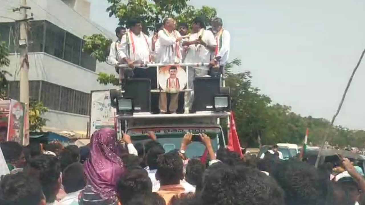 Congress | కాంగ్రెస్‌లో తన్నులాట.. ఖమ్మంలో భగ్గుమన్న వర్గపోరు, సిరిసిల్లలో చెప్పుతో దాడి?