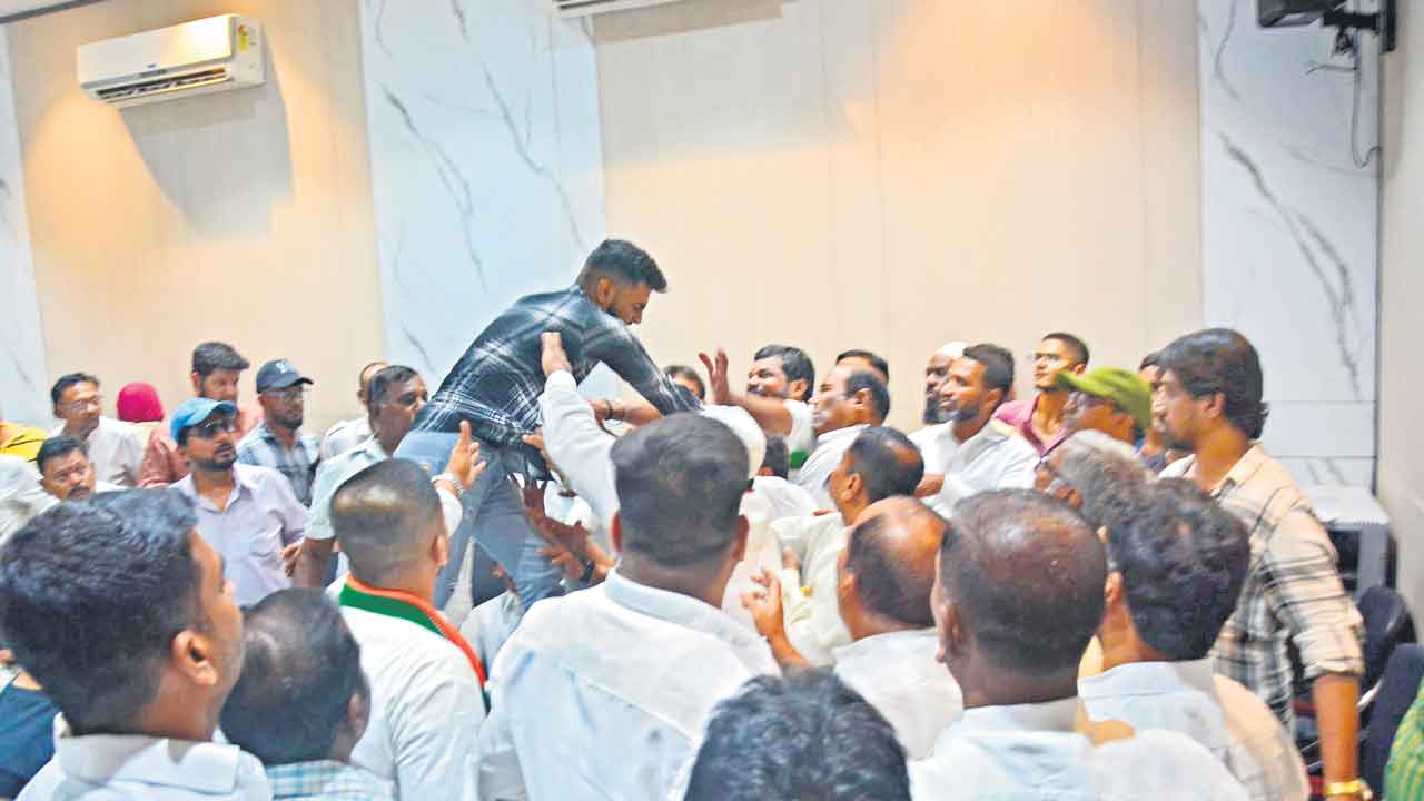 Congress | గాంధీభవన్‌లో కొట్టుకున్న కాంగ్రెసోళ్లు