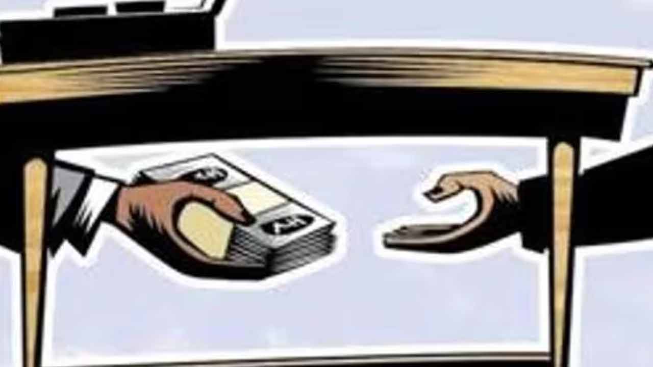 అవినీతి కేసులో ఉద్యోగికి నాలుగేండ్ల జైలు