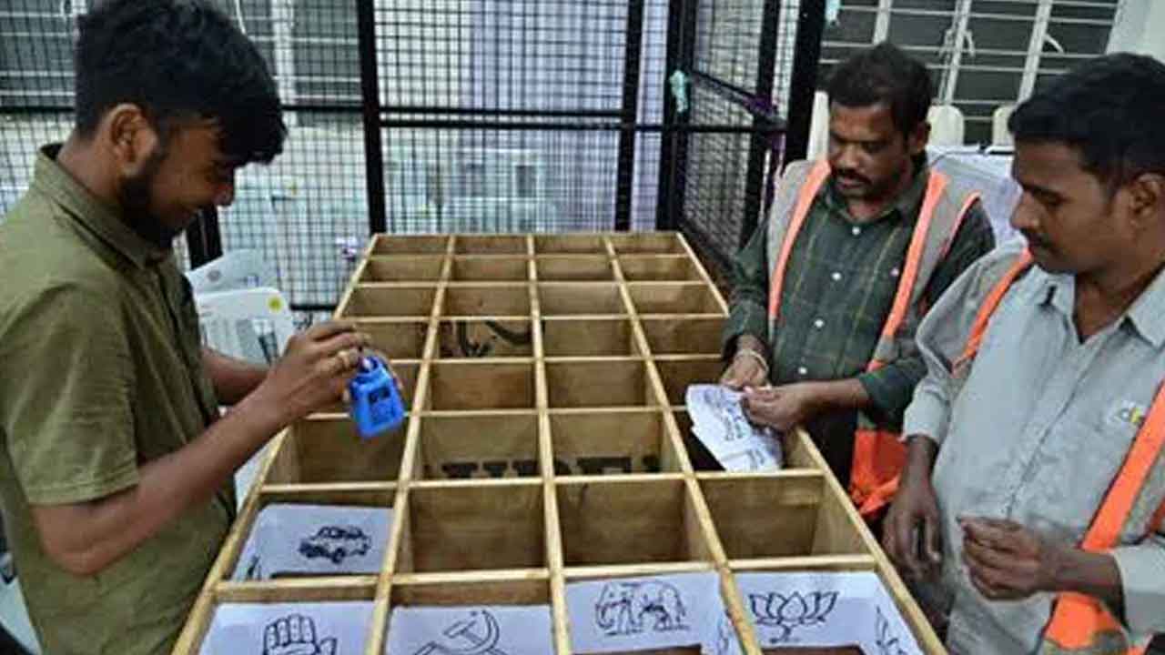 నేడు పోలింగ్‌ కేంద్రాలకు సిబ్బంది