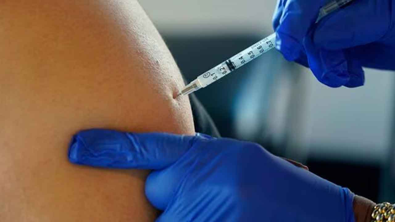 Covishield Vaccine | కొవిషీల్డ్‌ తీసుకున్న 10 లక్షల మందిలో ఏడుగురికే సైడ్‌ ఎఫెక్ట్స్‌: మాజీ శాస్త్రవేత్త రామన్‌