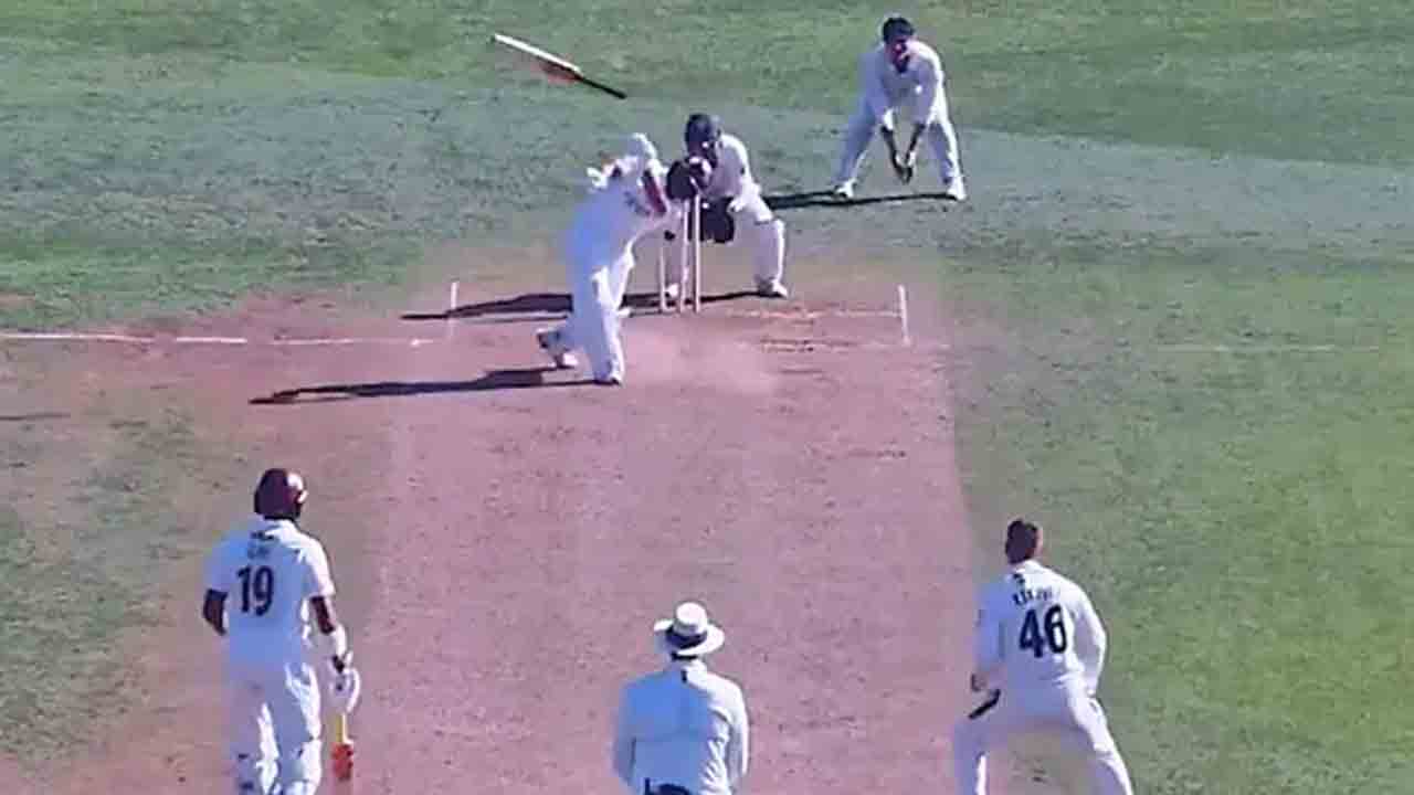 County Championship | బ్యాటు గాల్లో.. బంతి వికెట్ల‌పై.. వీడియో వైర‌ల్