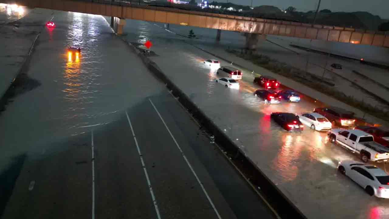 Texas: టెక్సాస్‌లో తీవ్రమైన ఈదురుగాలులు.. ల‌క్ష‌లాది మందికి విద్యుత్తు స‌ర‌ఫ‌రా నిలిపివేత‌