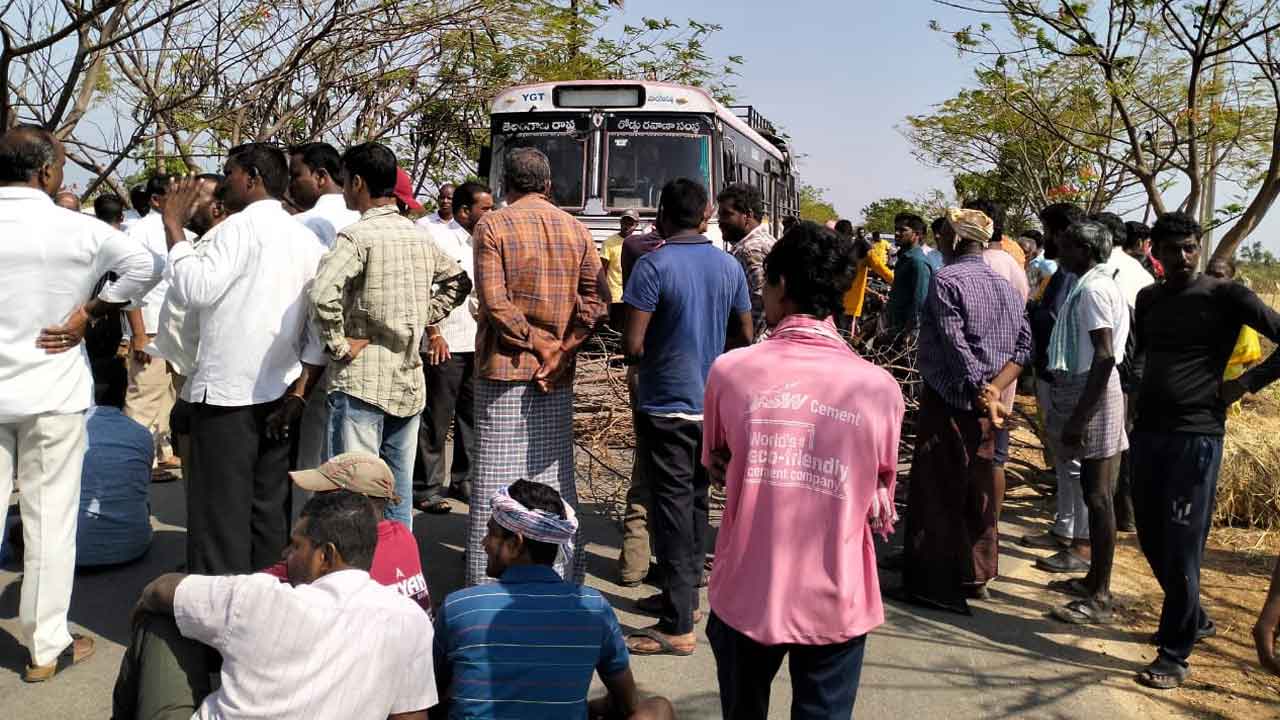 Farmers Dharna | ధాన్యం కొనుగోళ్లు చేపట్టాలని.. రోడ్డుపై ముళ్ల కంపవేసి రైతుల నిరసన