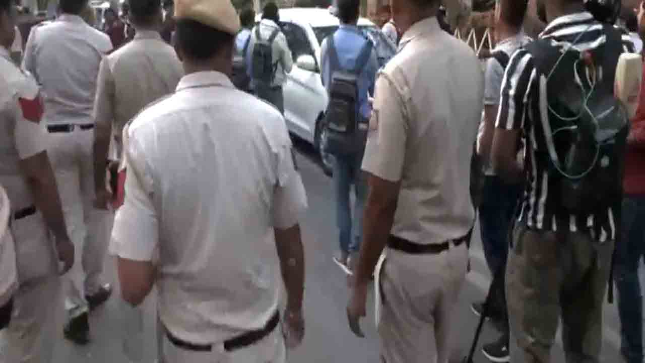 ఢిల్లీ సీఎం అరవింద్ కేజ్రీవాల్ నివాసం వ‌ద్ద భ‌ద్ర‌త క‌ట్టుదిట్టం