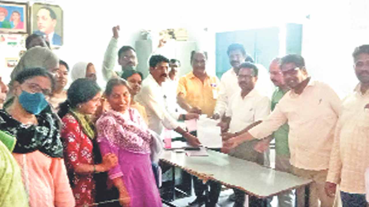 రెమ్యూనరేషన్‌ పెంచకపోతే ఈవీఎంలు ముట్టుకోం