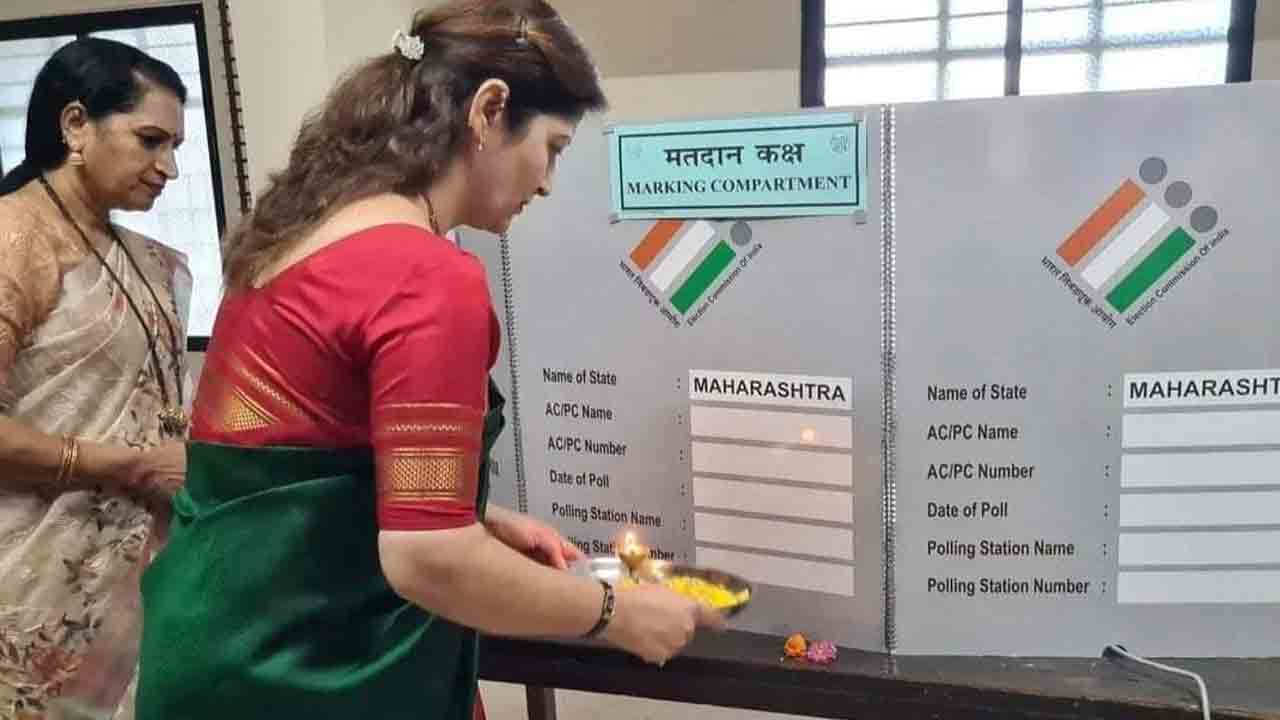 EVM | ఈవీఎంకు హారతి ఇచ్చిన మహిళా కమిషన్ చైర్‌పర్సన్.. కేసు నమోదు