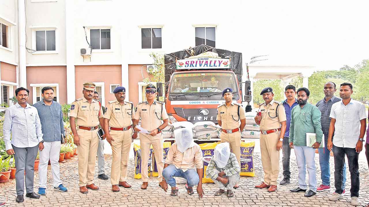 చెన్నూర్‌లో నకిలీ పత్తి విత్తనాలు పట్టివేత