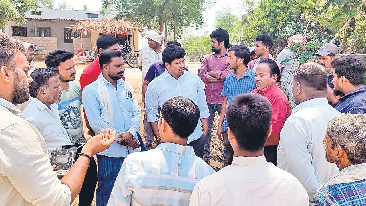 వడ్లు చెరువులో పారబోస్తం