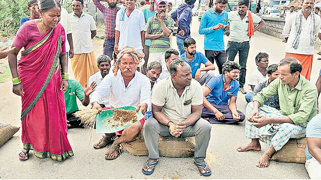 ధాన్యం కొనాలని అన్నదాత ఆందోళన