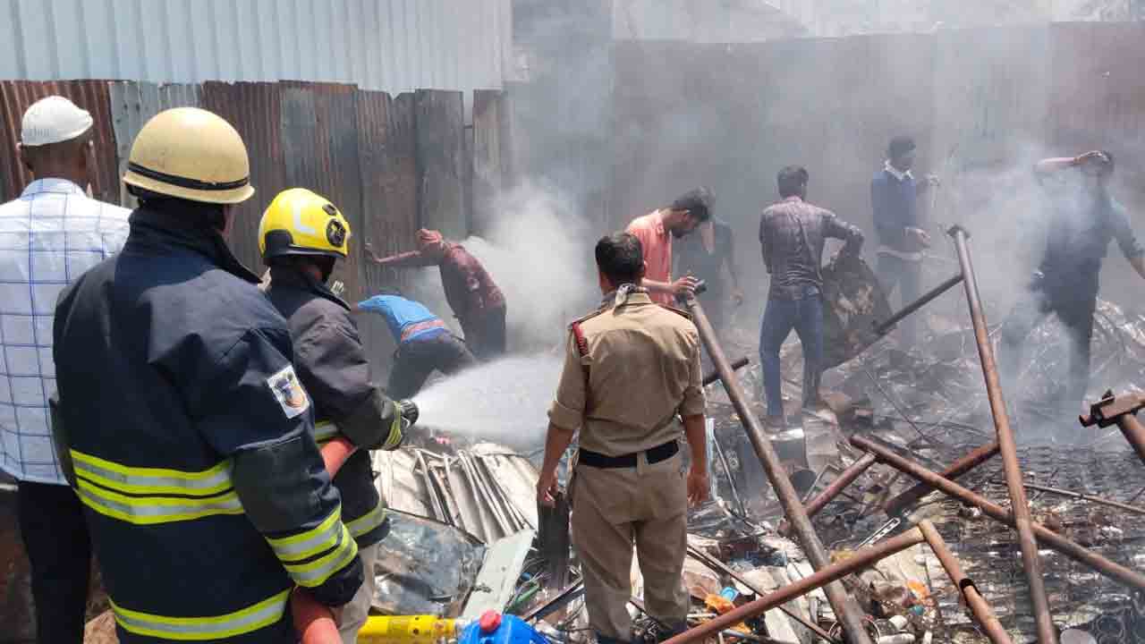 Hyderabad | స్క్రాప్ దుకాణంలో పేలిన సిలిండర్.. భారీగా చెలరేగిన మంటలు