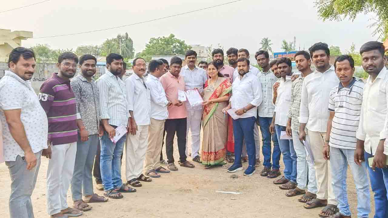 రాకేశ్‌రెడ్డిని భారీ మెజార్టీతో గెలిపించాలి