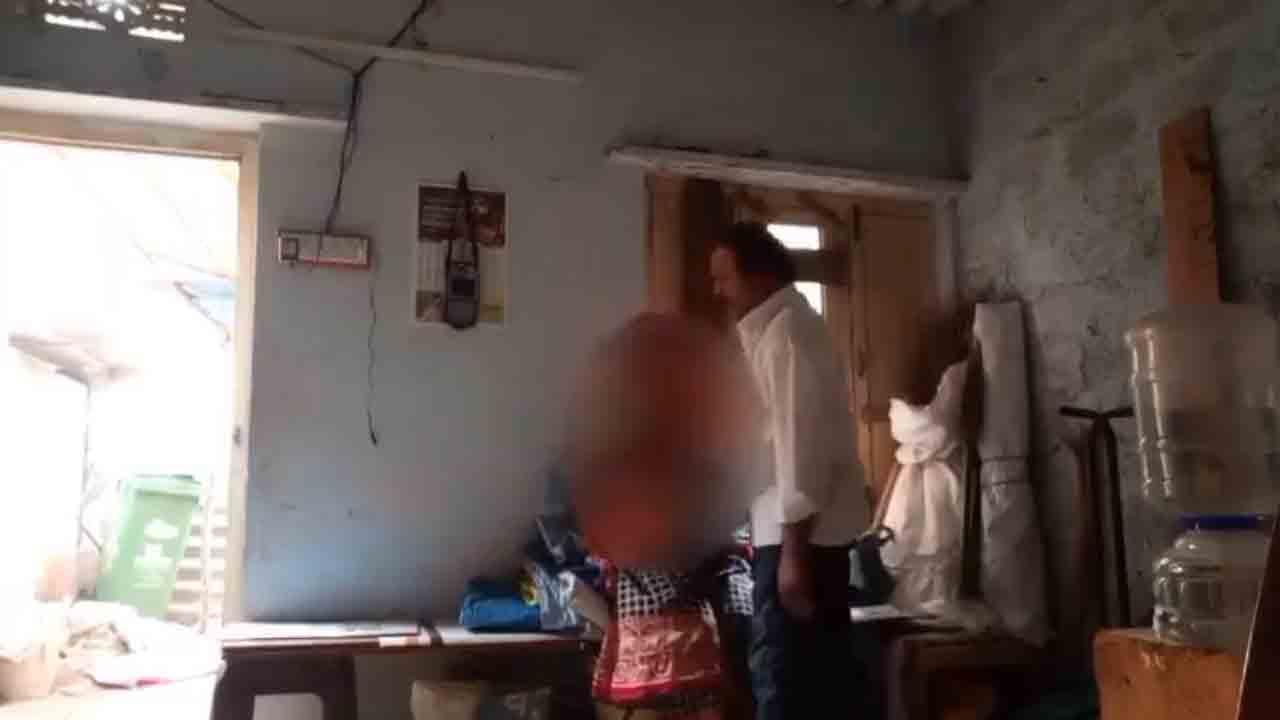 GHMC | శానిటేష‌న్ సిబ్బంది ప‌ట్ల జీహెచ్ఎంసీ ఉద్యోగి అస‌భ్య ప్ర‌వ‌ర్త‌న‌