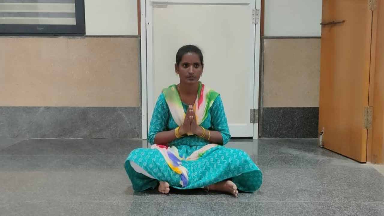 మహిళా అటెండర్‌పై డీఈవో వేధింపులు