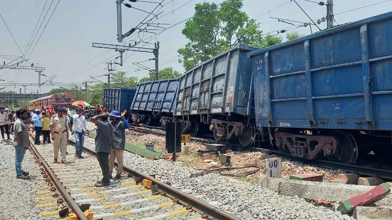 Goods train | మల్కాజిగిరిలో పట్టాలు తప్పిన గూడ్స్‌ రైలు