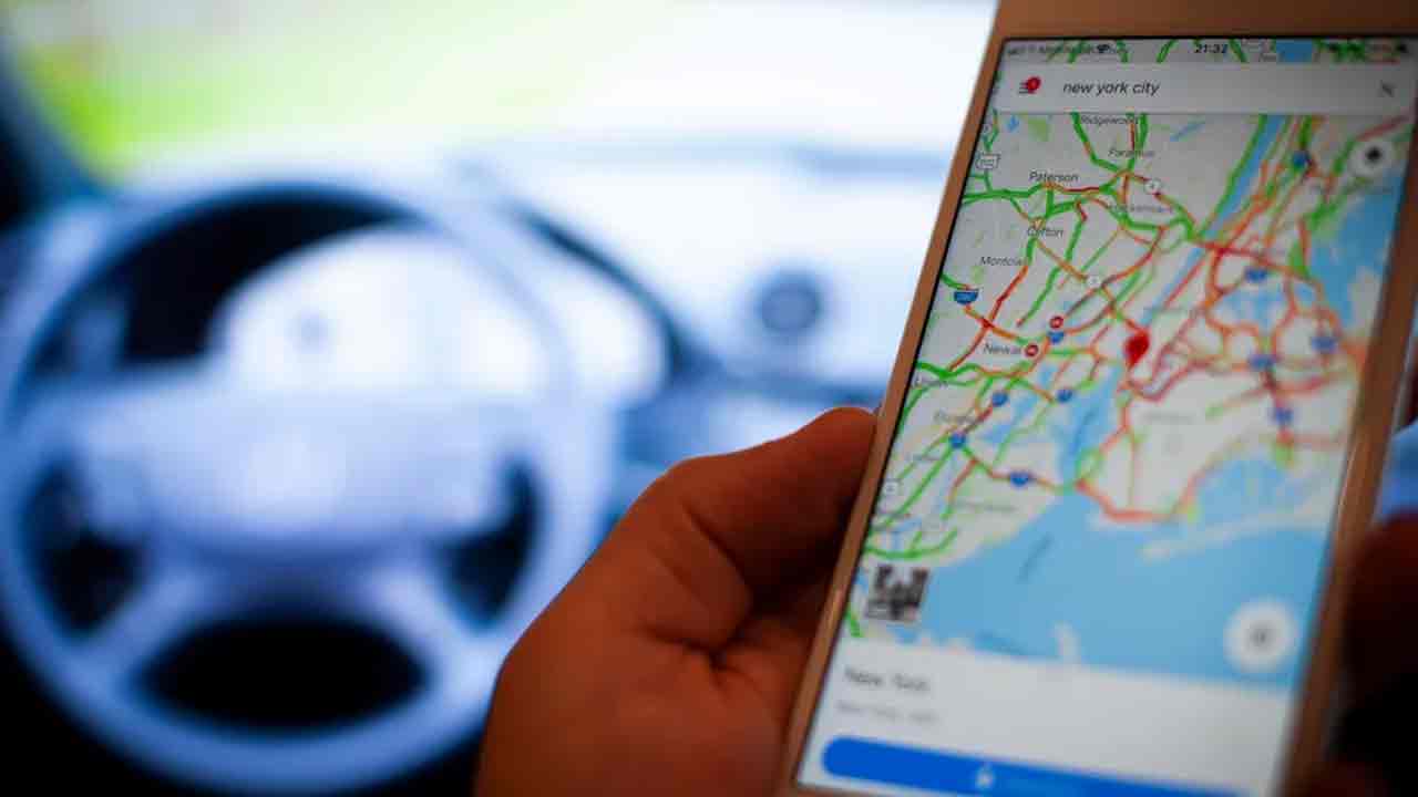 Google Maps: గూగుల్ మ్యాప్స్ చూస్తూ డ్రైవింగ్‌.. న‌దిలోకి వెళ్లిన హైద‌రాబాదీ టూరిస్టులు