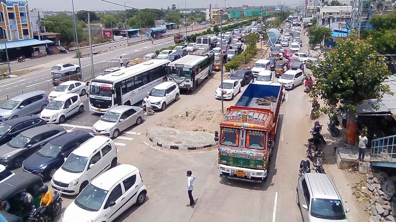 Grain purchases | ధాన్యం కొనుగోళ్లు చేపట్టాలని హైదరాబాద్‌-వరంగల్‌ జాతీయ రహదారి దిగ్బధం