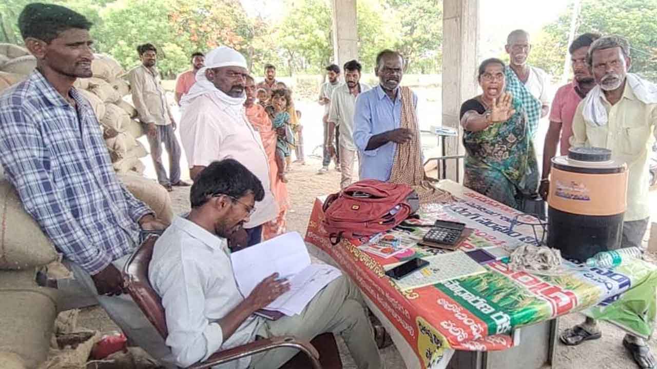 Sangareddy | సీఎం చెప్పినా ధాన్యం కొనరా? కొనుగోలు కేంద్రం సిబ్బందిపై రైతులు ఆగ్రహం