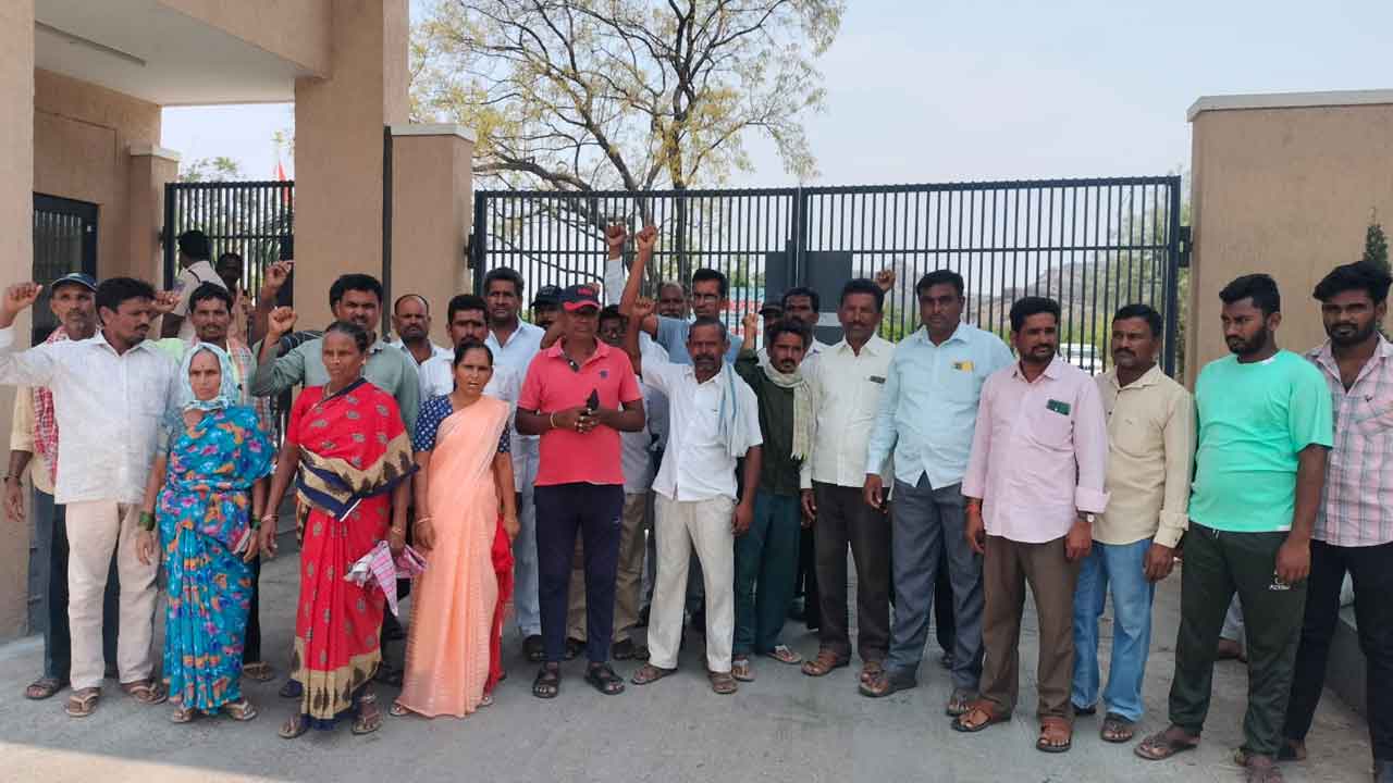 Grain Purchase | వడ్ల కొనుగోళ్ల జాప్యంపై అన్నదాతల ఆగ్రహం.. కలెక్టరేట్‌ ఎదుట ధర్నా