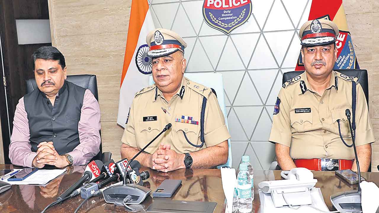 పోలీసుల సేవలకు హ్యాట్సాఫ్‌