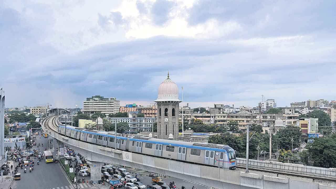 మెట్రోను అమ్ముకుంటే అమ్ముకోనీ.. మనమేం చేస్తం!
