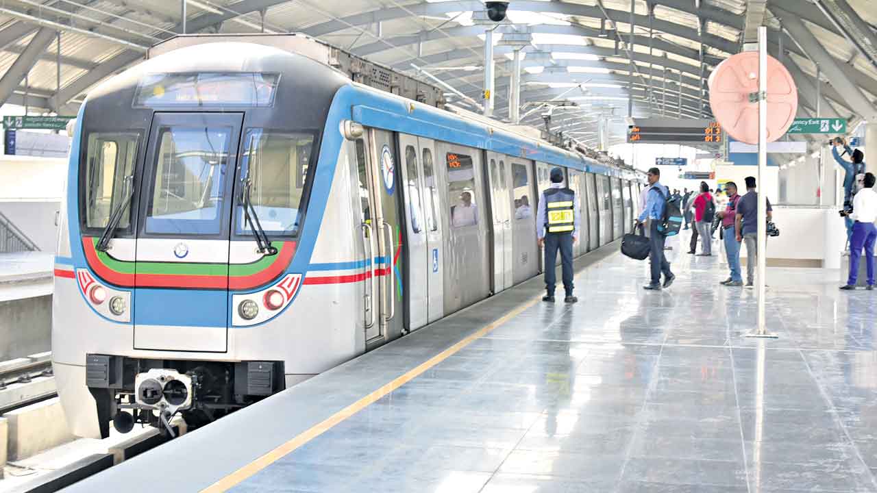 Hyderabad Metro | హైదరాబాద్‌వాసులకు గుడ్‌న్యూస్‌.. మెట్రో రైలు వేళలు పొడిగింపు