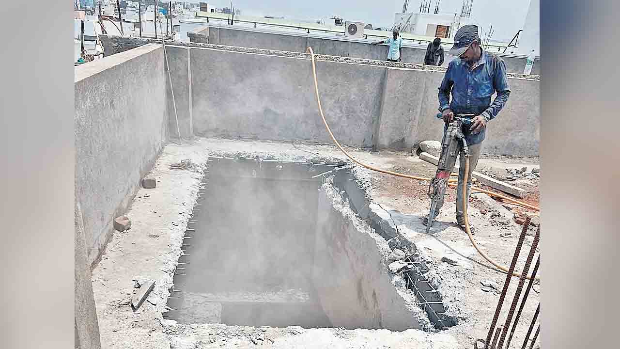 అక్రమ నిర్మాణాల కూల్చివేత