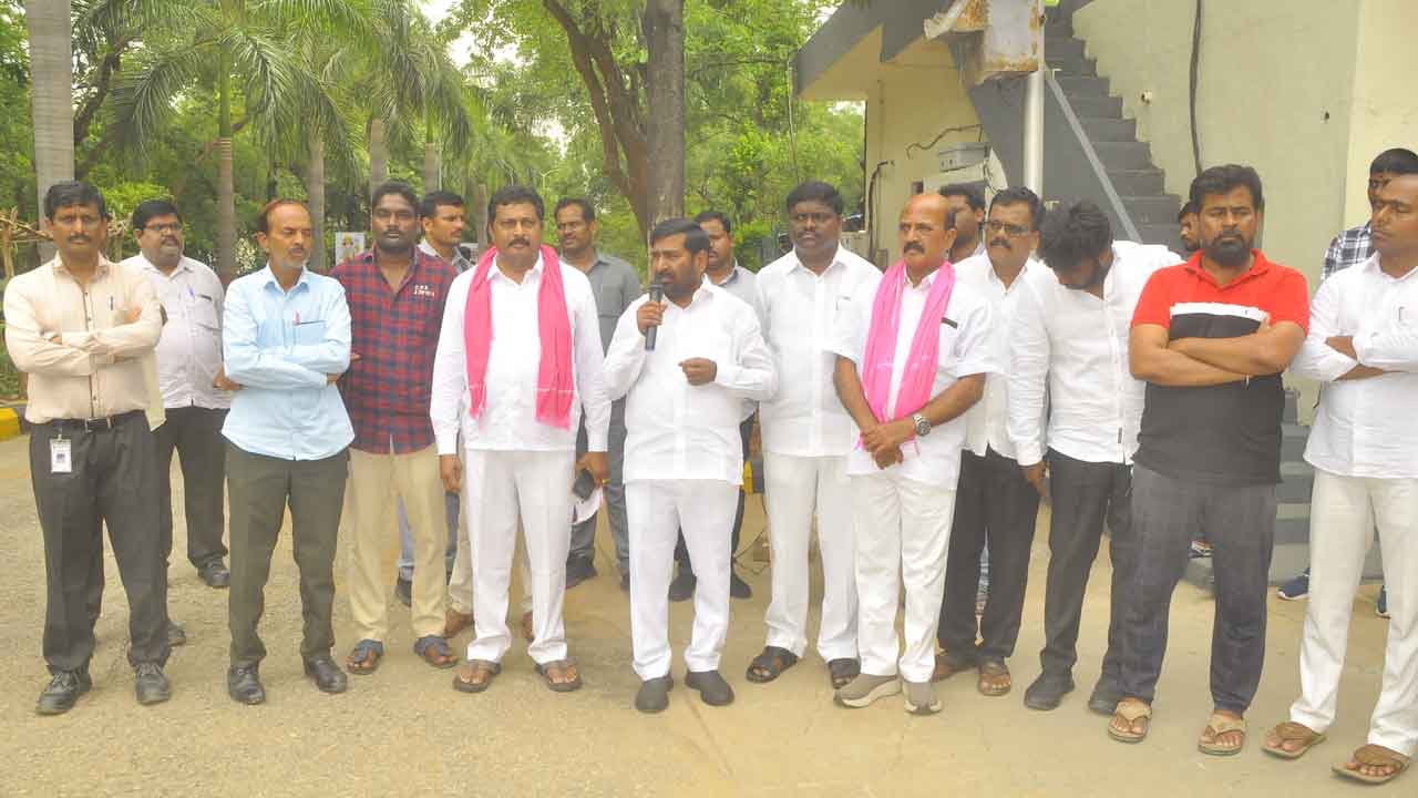 ప్రశ్నించే గొంతుక రాకేశ్‌రెడ్డిని గెలిపించాలి