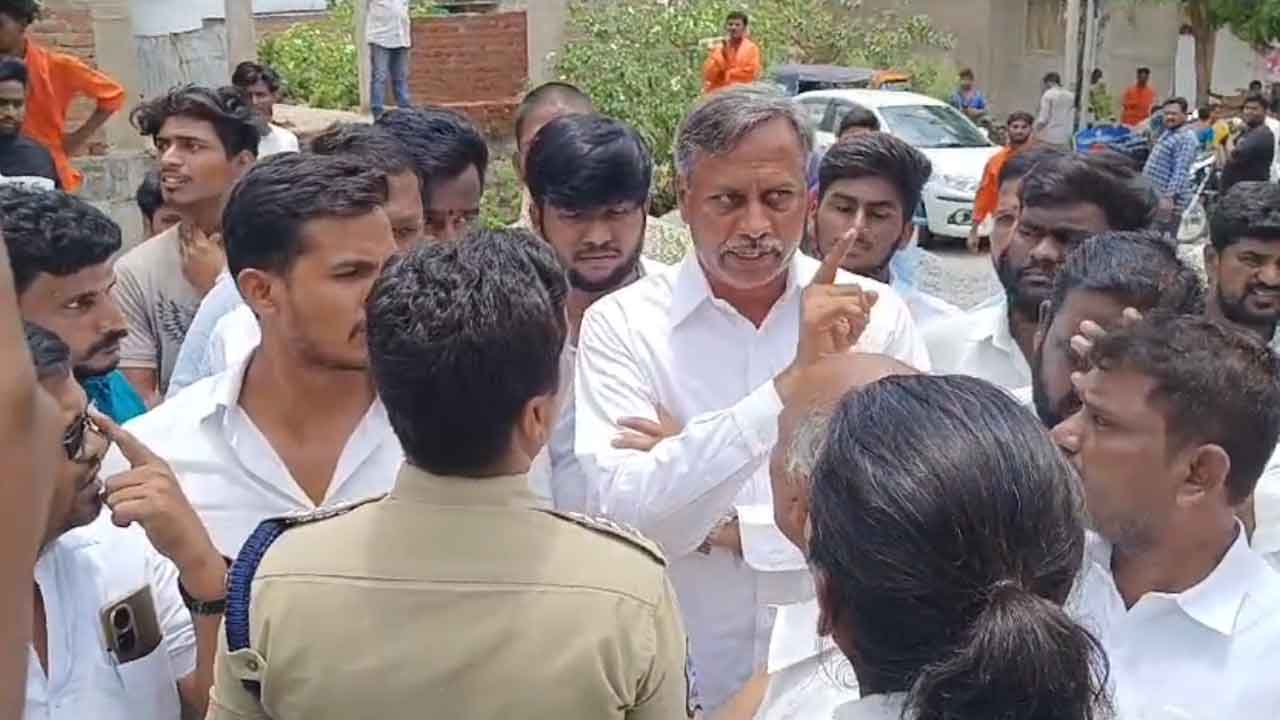 Janagama | పోలింగ్‌ బూత్‌లోకి కాంగ్రెస్‌ యువజన నేత.. జనగామలో ఉద్రిక్త పరిస్థితి