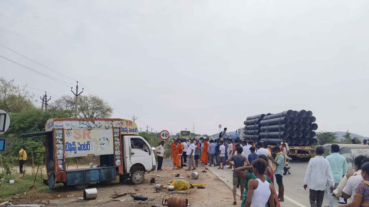 Janagama | మొబైల్ టిఫిన్ సెంటర్‌ను ఢీ కొట్టిన ఆర్టీసీ బస్సు.. ముగ్గురు మృతి